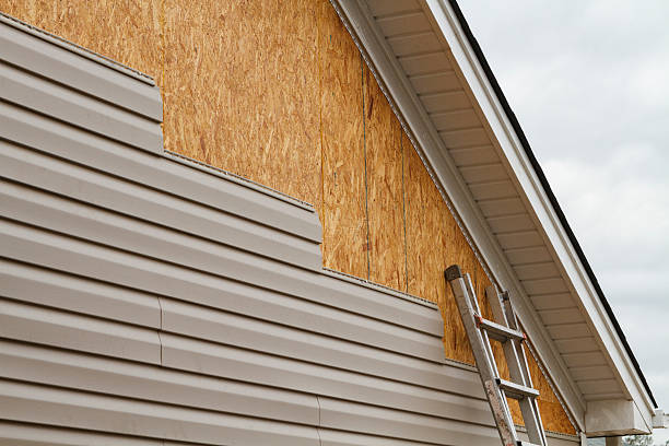 Professional Siding Installation technician working in Montpelier, IN